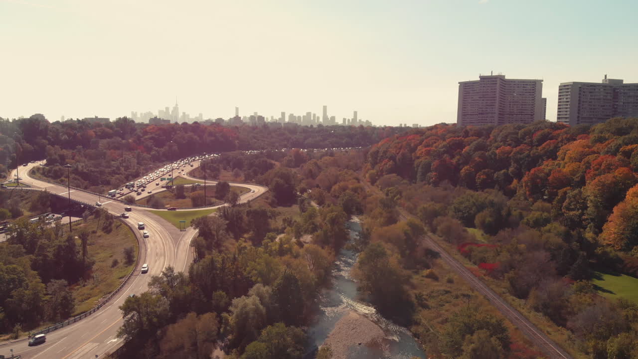 color de otoño sobre don valley parkway toronto ontario canadá