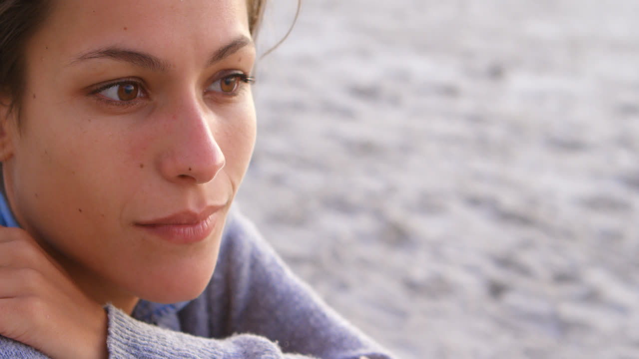 mujer relajándose en la playa 4k