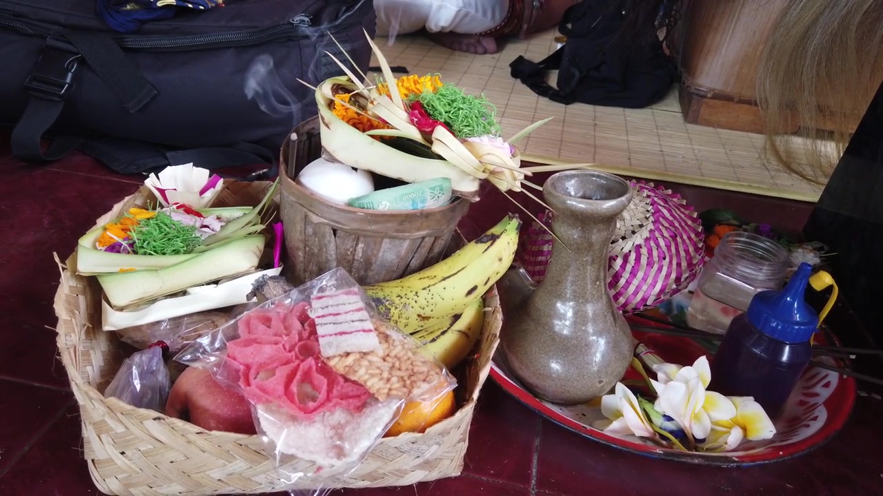 Primer plano de ofrendas tradicionales de templos balineses con incienso humeante durante una ceremonia hindú en Bali, Indonesia