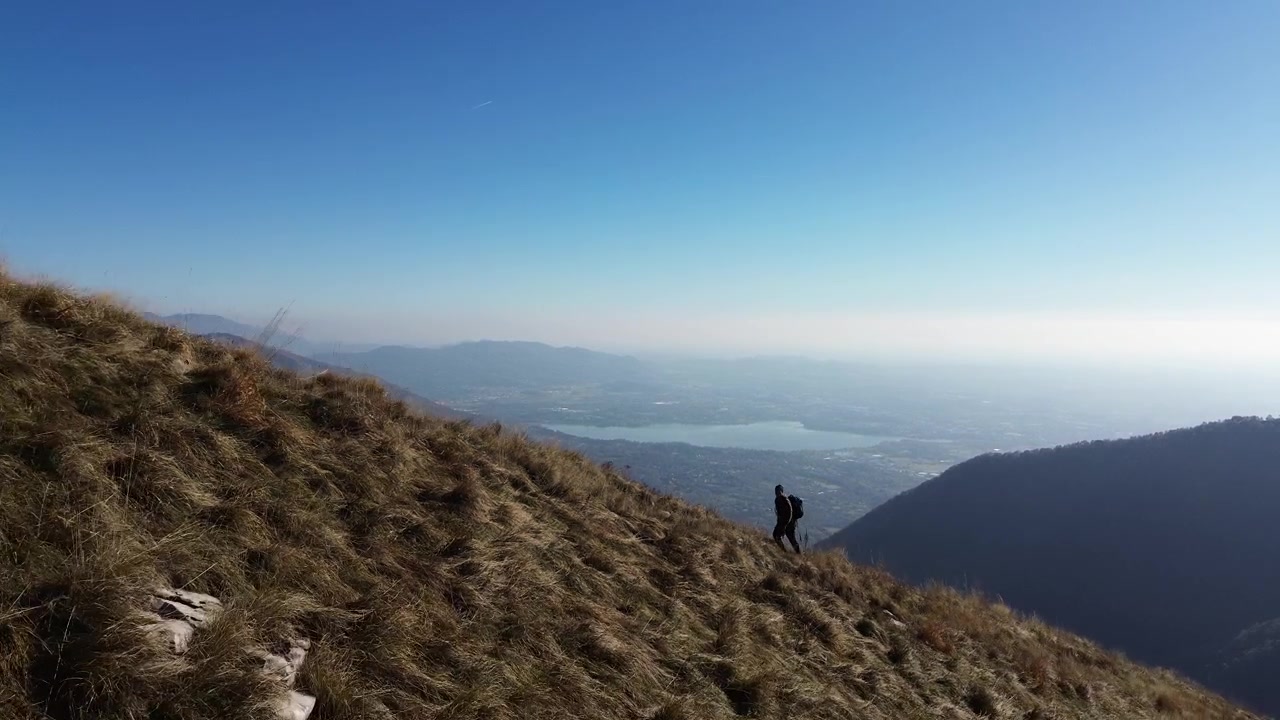 Le esperienze vissute in montagna quando sei un nomade digitale, equipaggiato con un drone e una fotocamera, hanno le loro ricompense: i panorami sono incantevoli.