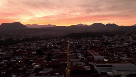 Drohnenaufnahme:-Dolly-In-Urapan-Michoacan-Bei-Sonnenuntergang