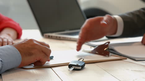 un hombre de negocios firmando algunos documentos.