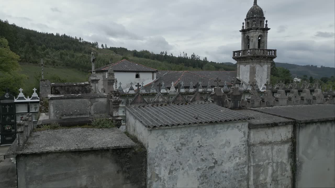 vista aérea del cementerio y la iglesia de san xurxo de moche en un día nublado, españa