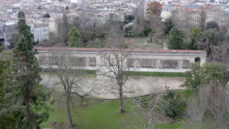 el jardín botánico de burdeos, francia con un edificio de puertas largas, una plataforma rodante aérea en una toma reveladora