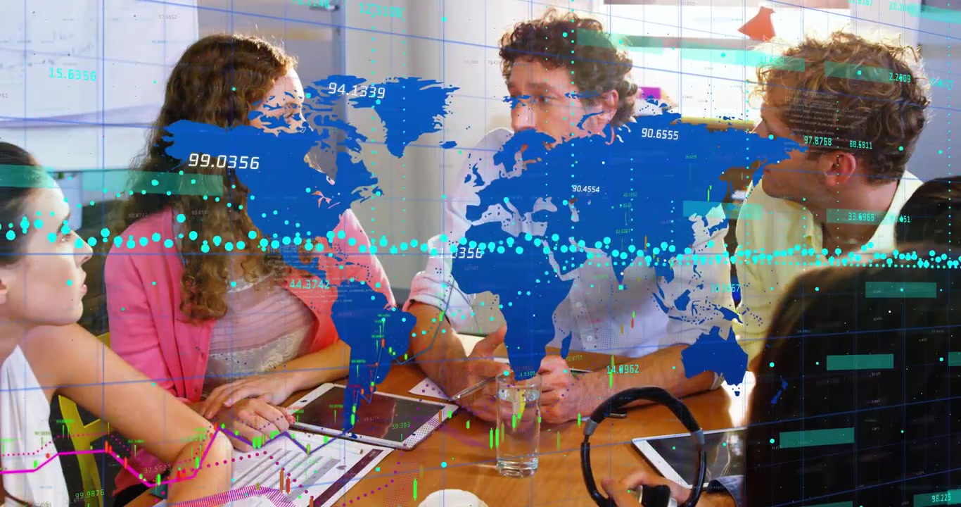 Equipe de Negócios Colaborando no Escritório com Sobreposição de Dados de Mapa Mundial Digital