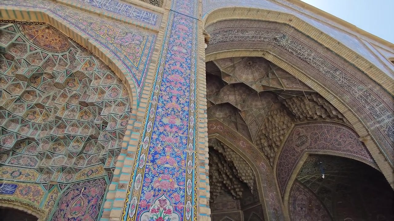Misterna mozaika i architektura historycznego perskiego meczetu