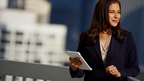 conselheira hispânica no telhado usando tecnologia de tablet