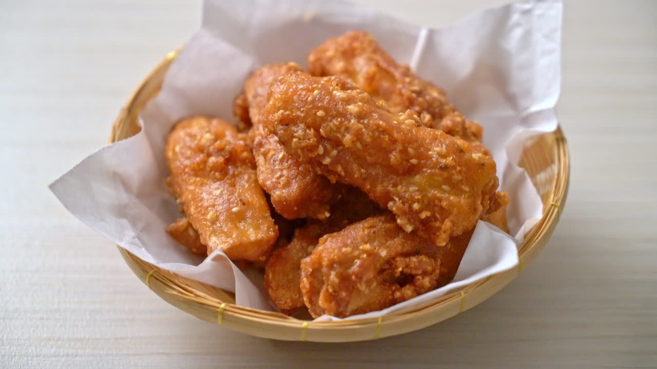 patatas fritas en rodajas con sésamo - estilo de comida tailandesa