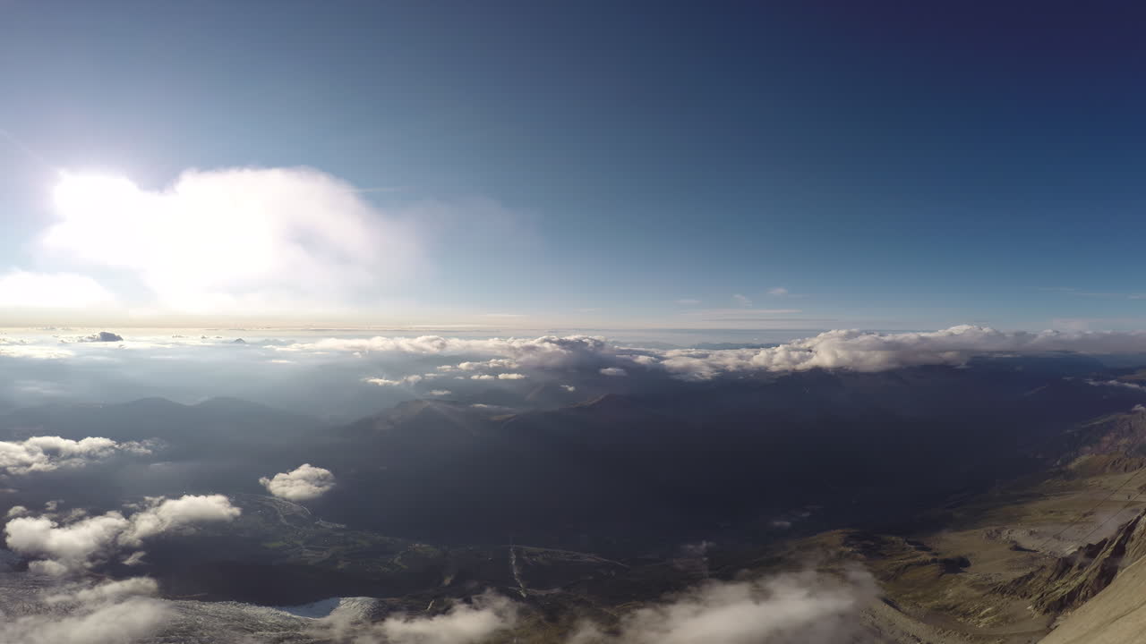 nubes dispersándose sobre el valle de chamonix visto desde aiguille du midi