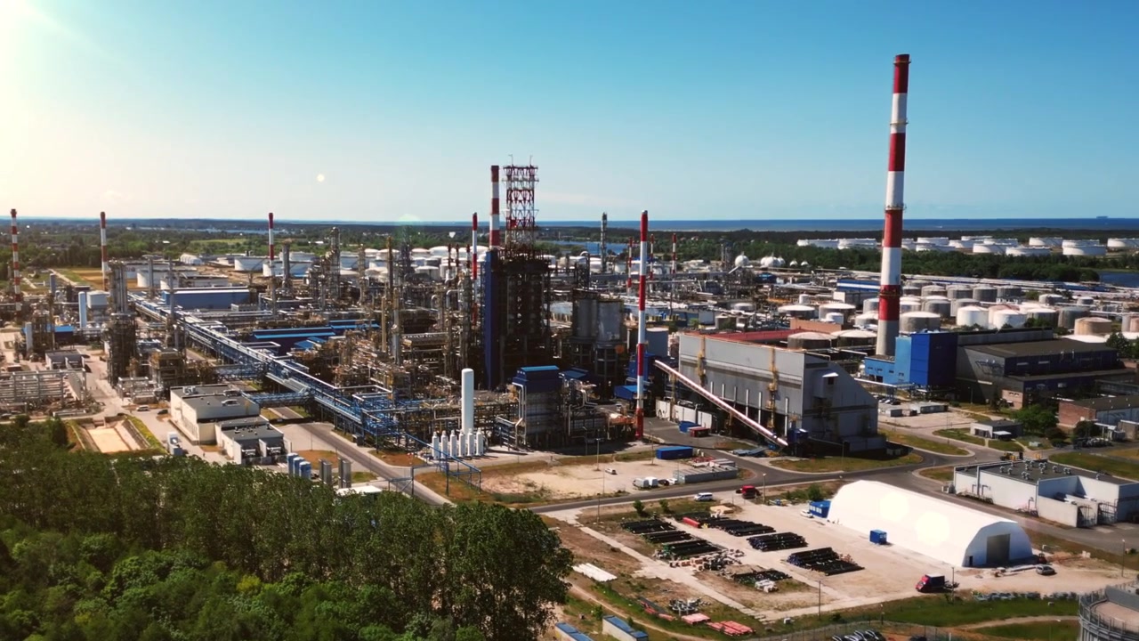 Vista aérea de un gran complejo industrial de refinería de petróleo