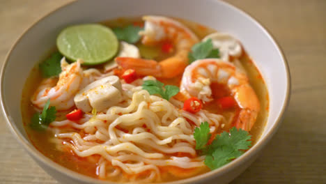 ramen de fideos instantáneos en sopa picante con gambas - estilo de comida asiática