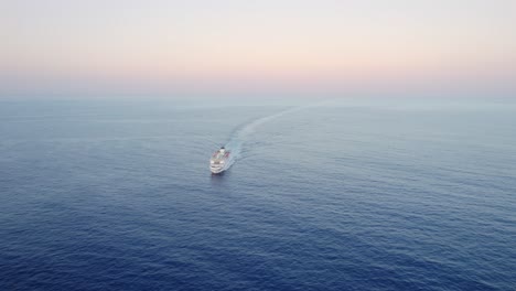 Großes-Roro-Fährschiff,-Das-Im-Morgengrauen-Auf-Ruhigem-Meer-Segelt,-Hochwinkel-Vorderansicht,-Drohnen-Luftaufnahme