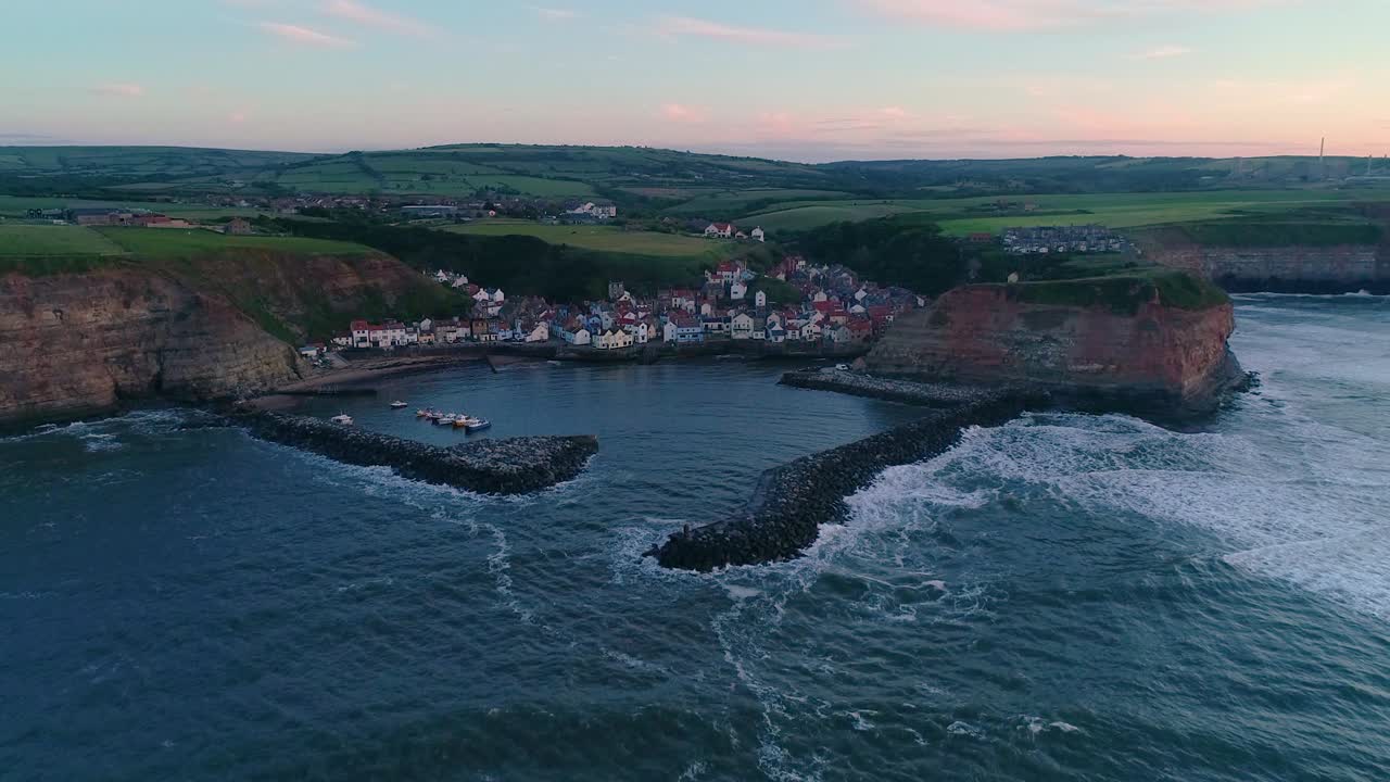 imágenes de drones del pueblo pesquero de staithes en el norte de yorkshire al anochecer.