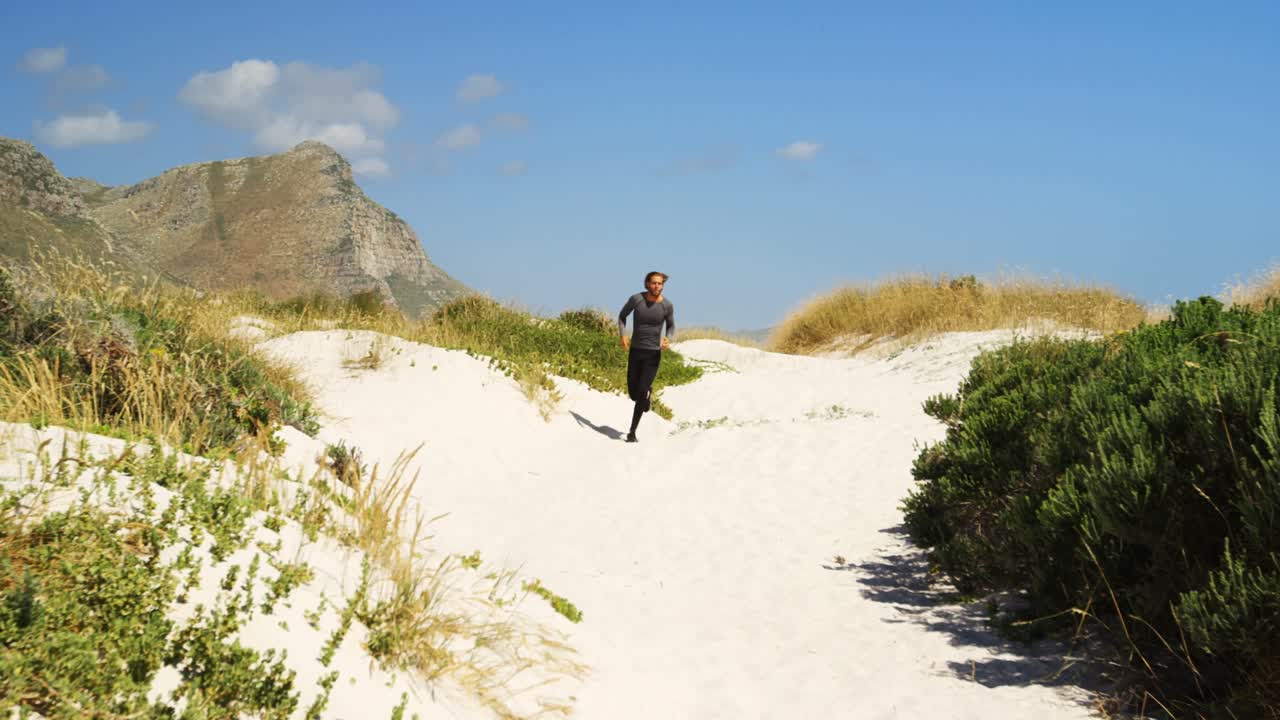 트라이애슬레트 선수 가 트레일 에서 조 ⁇  하고 있다