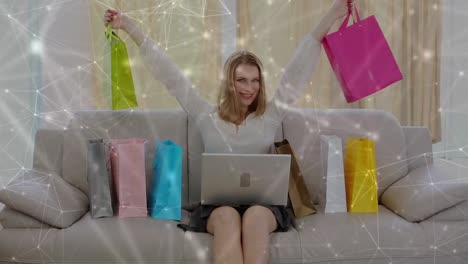 mujer caucásica en distanciamiento social comprando en línea en casa