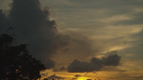 time-lapse épico de la hora dorada con un paisaje de nubes