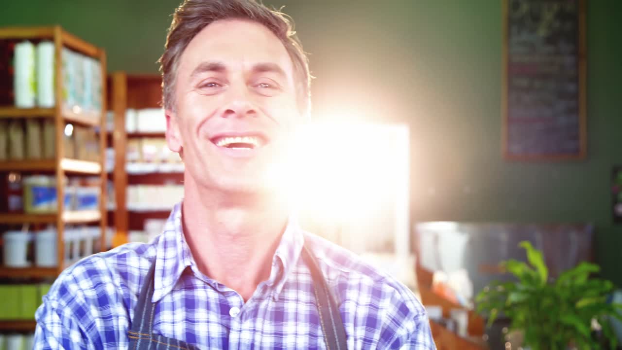 손을  ⁇ 고 서 있는 웃는 남성 직원의 초상화