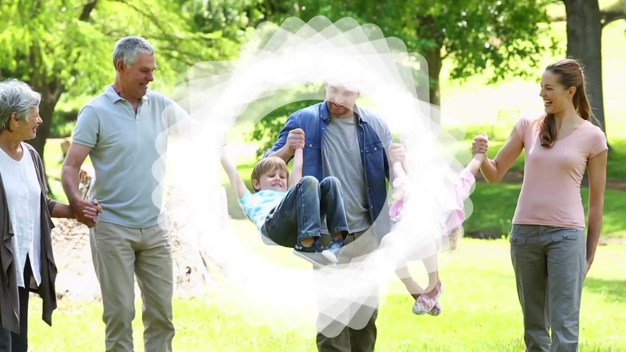 Animation von Formen über spielender kaukasischer Familie.