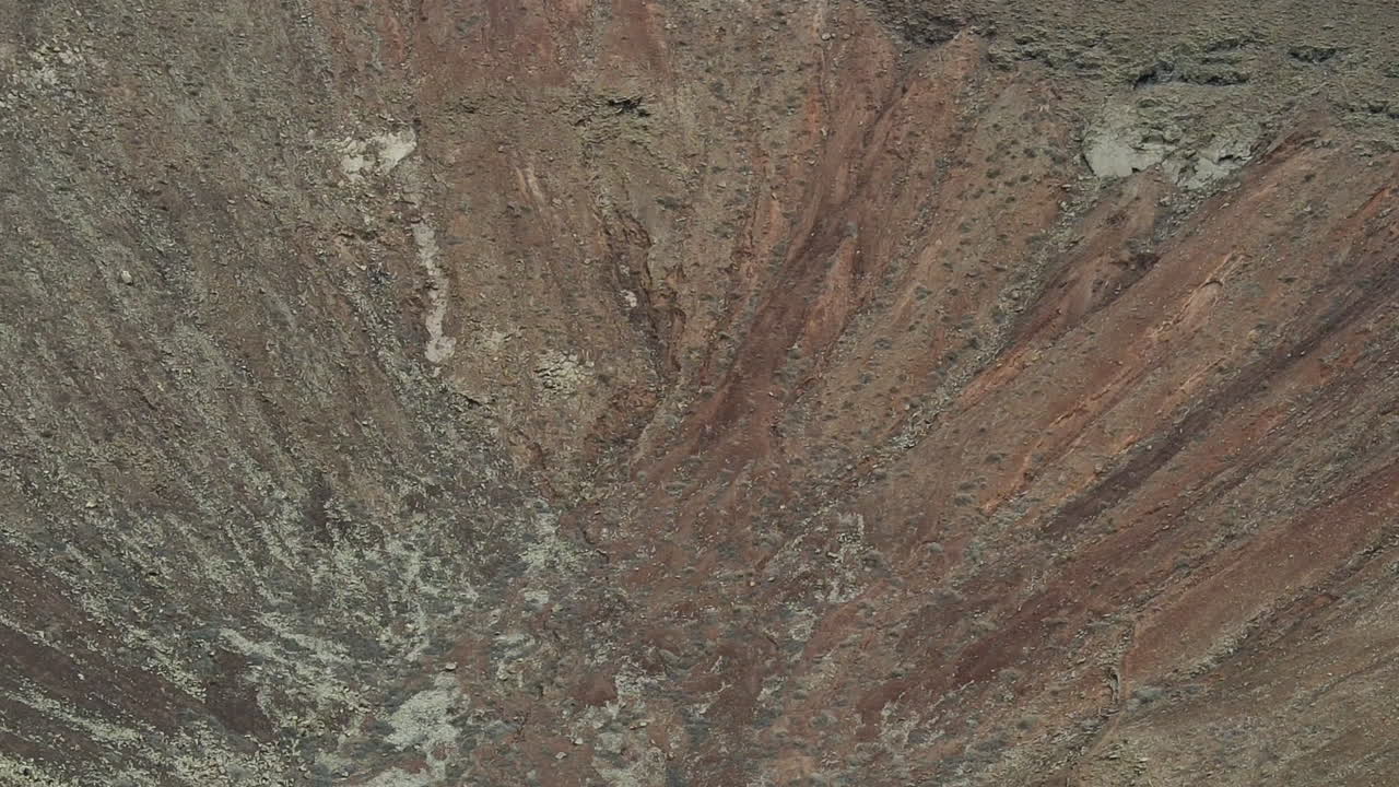 vista aérea de un avión no tripulado sobre la ladera del cráter del volcán de bayuyo en fuerteventura, canarias, españa