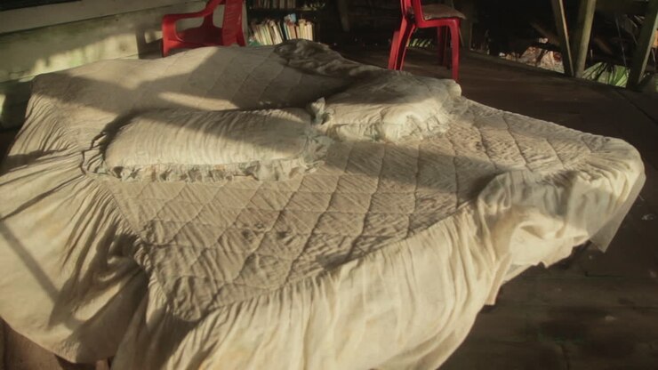 Letto rifatto in una capanna rurale nel Darién Gap sulla costa caraibica colombiana.