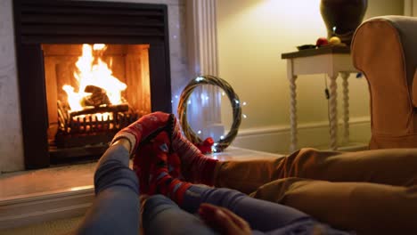 familia en casa en la época de navidad