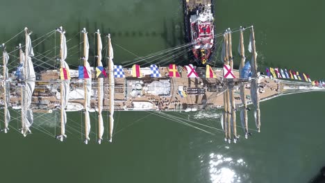 Plano-Aéreo-De-La-Fragata-Libertad-Llegando-A-Puerto