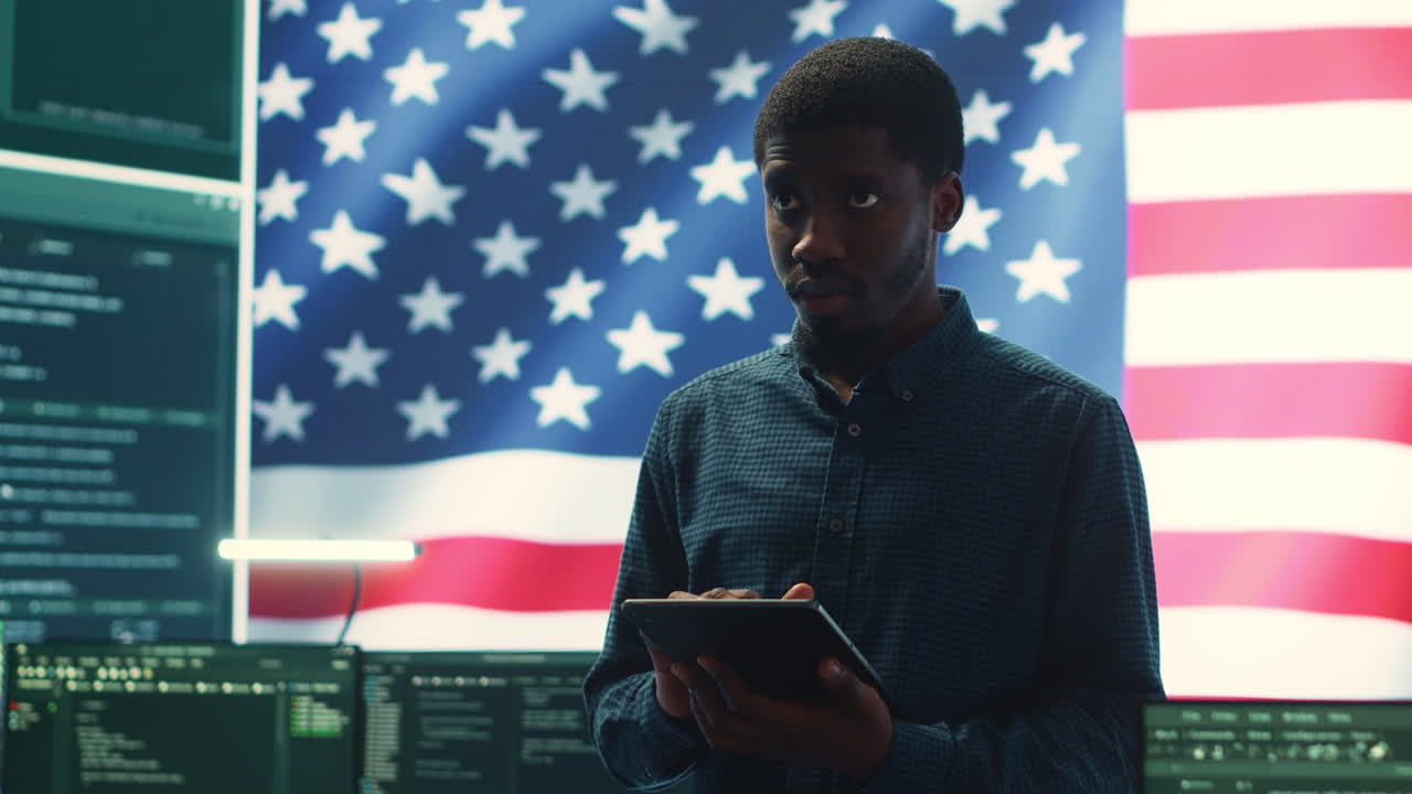 experto en ciberseguridad trabajando en una sala de hacking gubernamental