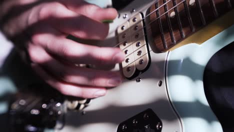 músico tocar fender guitarra eléctrica
