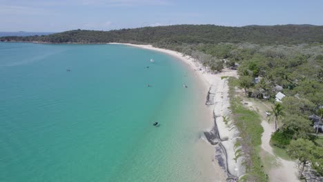 Vista-Aérea-De-La-Isla-Great-Keppel-Con-Barcos-En-El-Pintoresco-Océano-En-Queensland,-Australia---Disparo-De-Drones