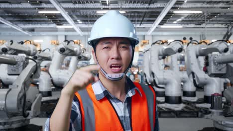 ingenieur, der sich mit robotikmaschinen in einer fabrik befasst