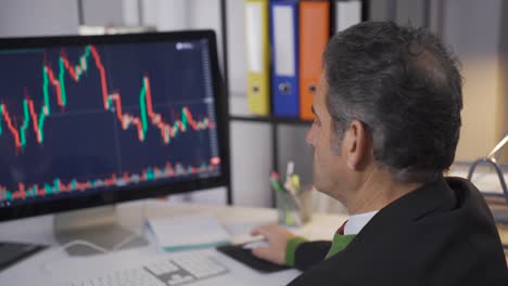 hombre reflexivo investigando y analizando datos del mercado de valores.