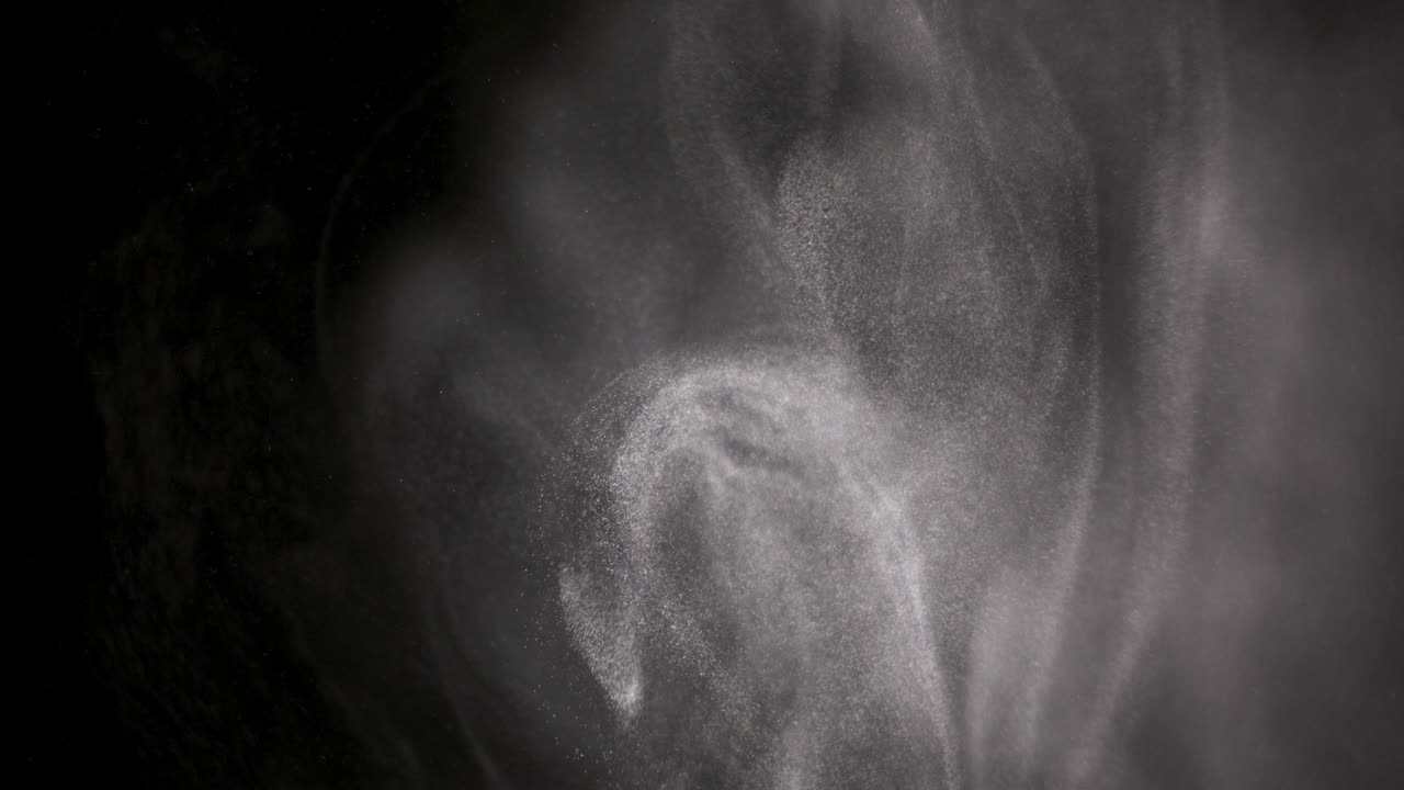 검은 바탕에 분리 된 파우더