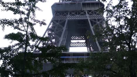 mirando hacia el horizonte de la torre eiffel en parís, francia