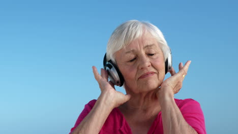 mujer mayor escuchando música