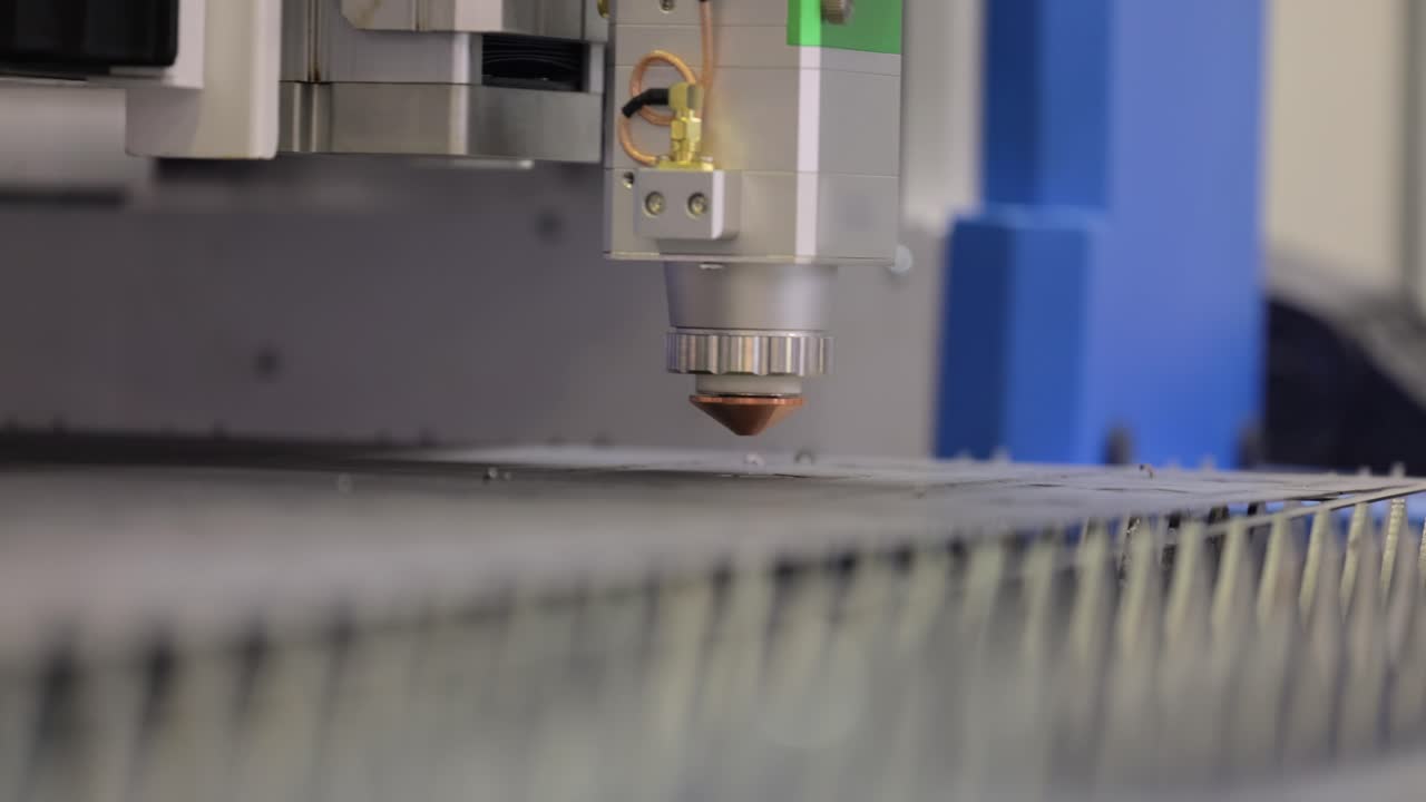 금속의 cnc 레이저 절단, 현대 산업 기술.