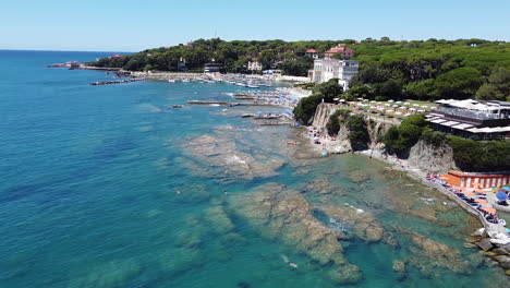 Strand-Von-Cardellino-Und-Andere-Private-Gebäude,-Castiglioncello