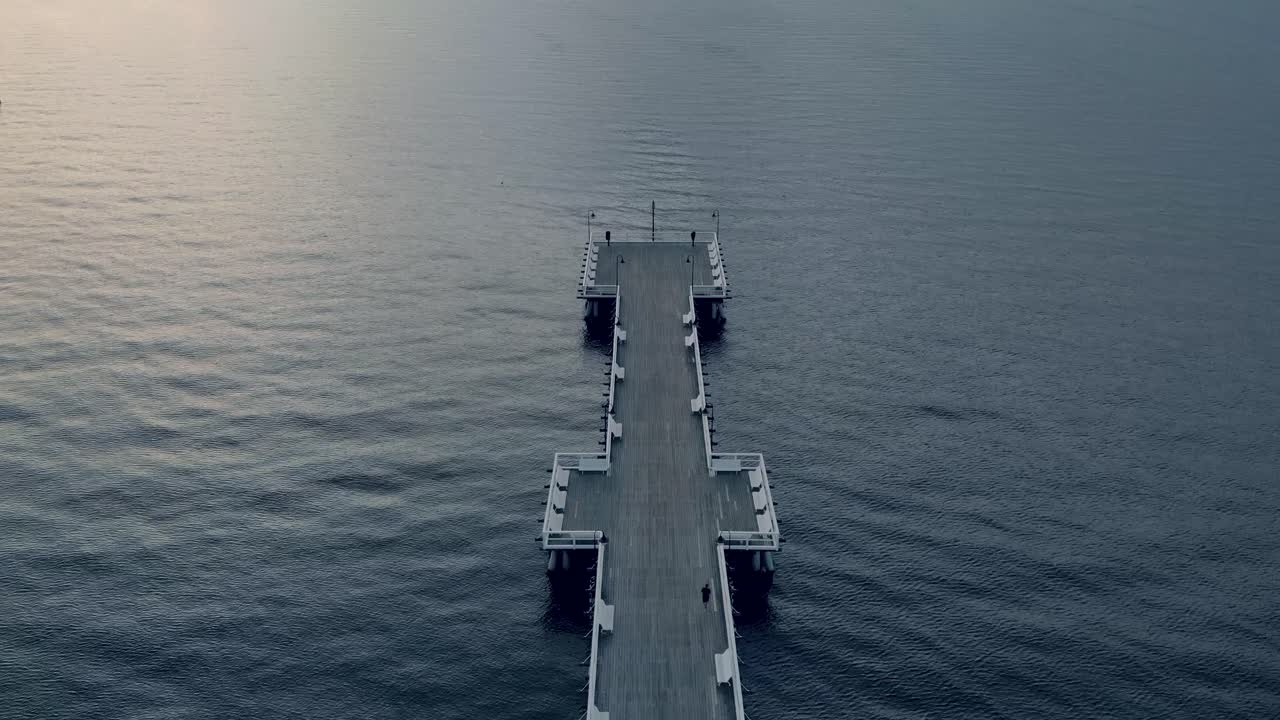 imágenes aéreas sobre molo, muelle durante el amanecer