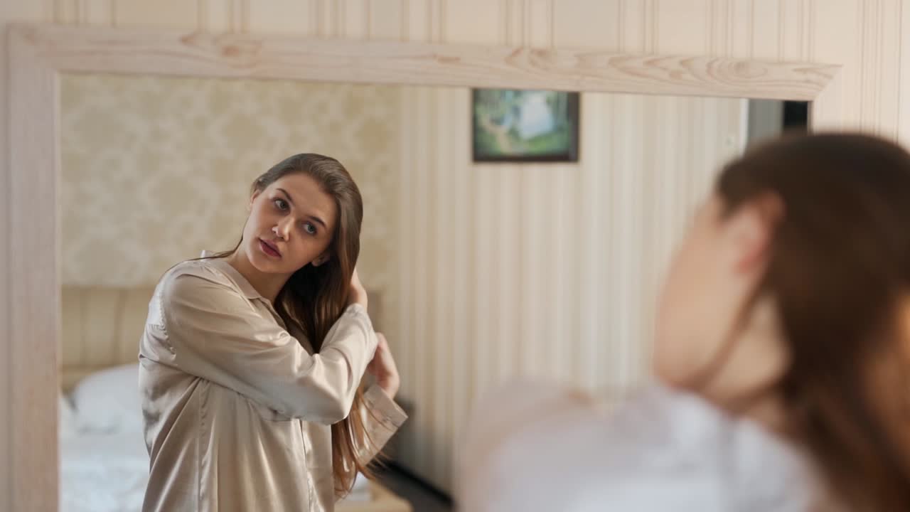 mujer joven peinándose frente a un espejo