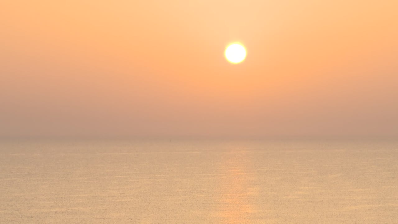 바다 위에 해가 지는 것