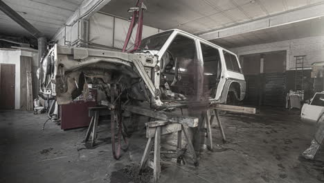 haciendo reparación de carrocería y motor en un vehículo 4x4 antiguo en un garaje - lapso de tiempo