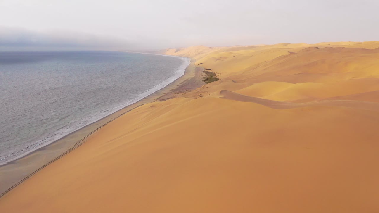 나미비아 1의 뼈대 해안을 따라 나미브 사막의 광대한 모래 언덕 위로 좋은 공중 촬영