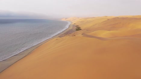 buena toma aérea sobre las vastas dunas de arena del desierto de namib a lo largo de la costa esquelética de namibia 1