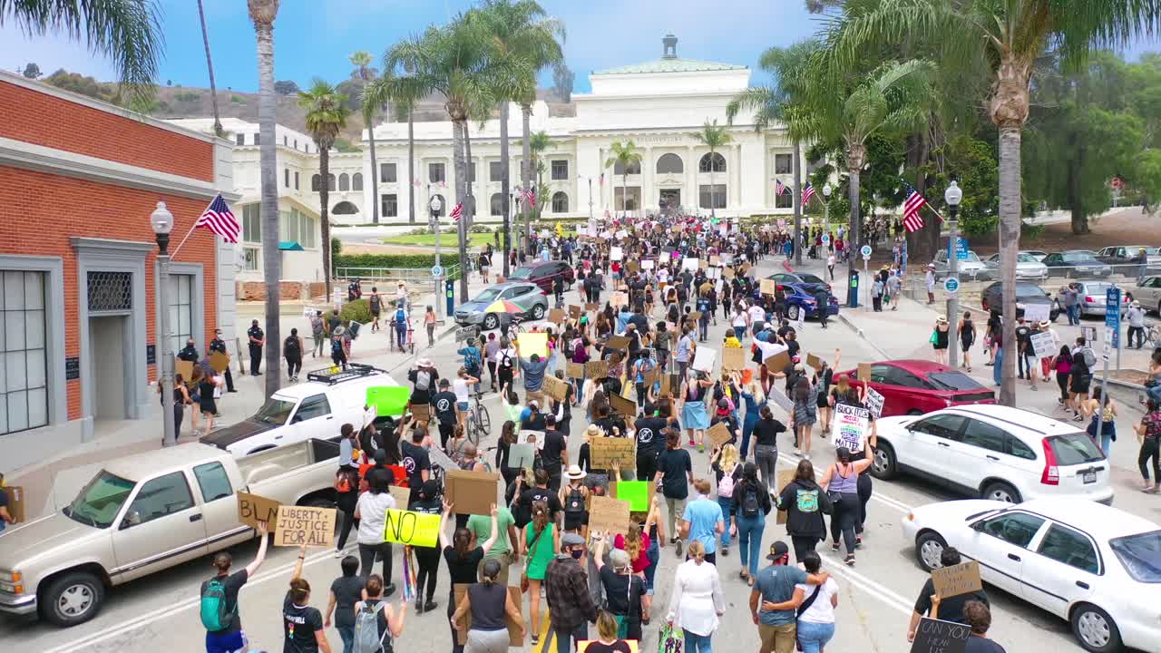 excelente antena sobre multitudes grandes vidas negras importan marcha de protesta blm marchando a través de un pequeño pueblo ventura california 3