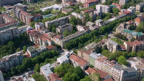 vista panorámica de novi sad, vojvodina, serbia durante el día - toma aérea de drones