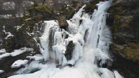 Paisaje-De-Cascada-Cubierta-De-Nieve-En-El-Pueblo-De-Geiranger,-Noruega