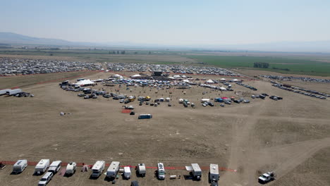 Großes-Country-Musikfestival-Mit-Fans-Und-Einem-Großen-Campingplatz-Für-Wohnmobile