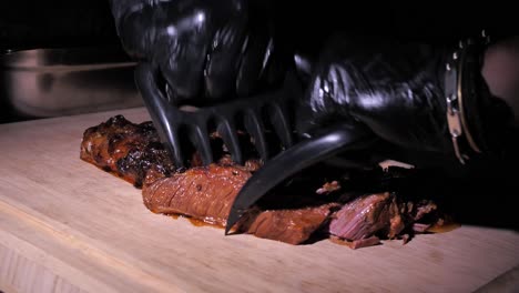 chef irreconocible preparando carne tirada en tablero de madera, cerrar