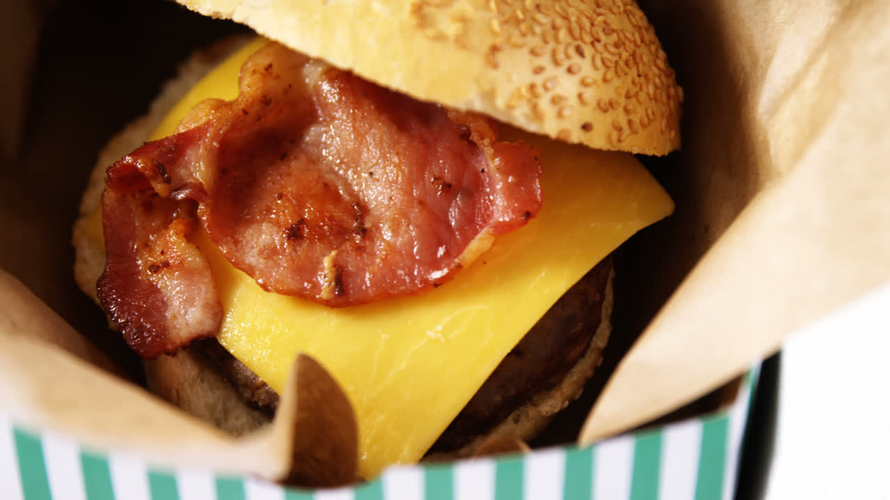 hamburguesa en un contenedor para llevar en la mesa