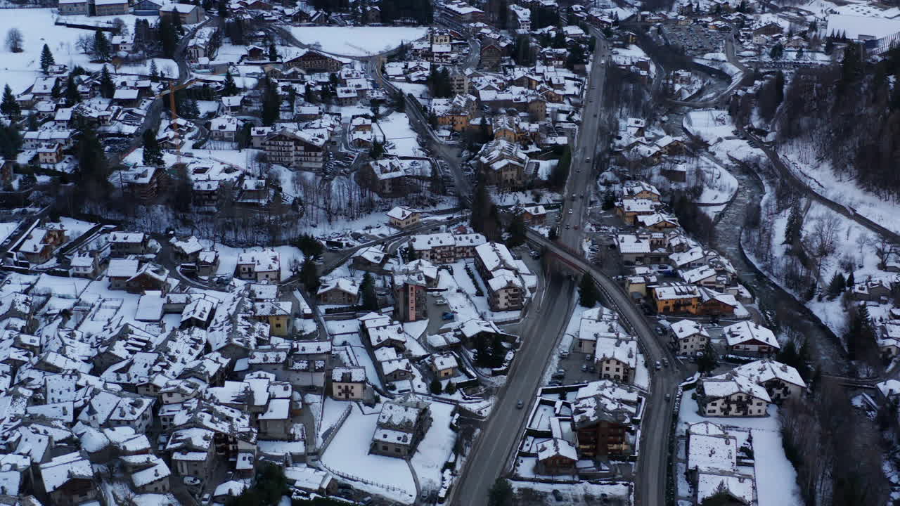 아름다운 눈 인 도시 아래의 지브