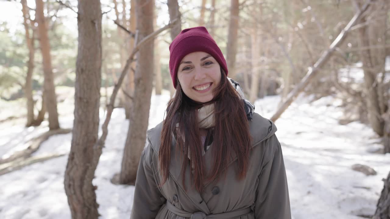 Mujer en bosque de invierno